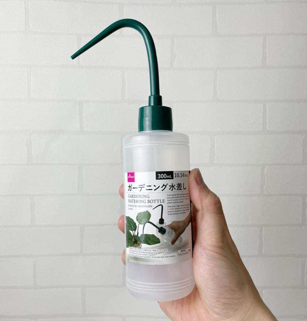 ダイソーのプッシュ式水差し300ml